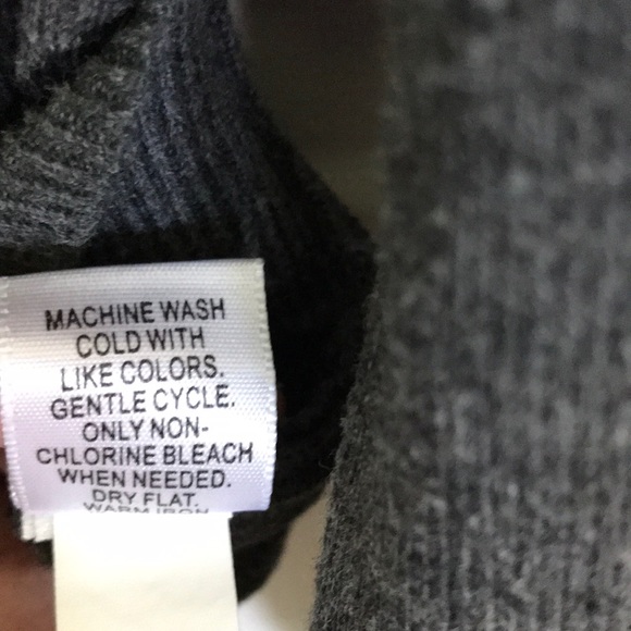 Gently used sweater - Picture 4 of 5